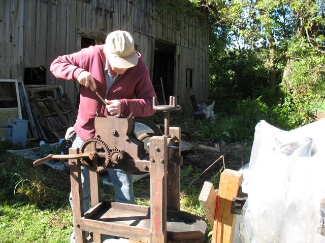 Sharpening apple grinder